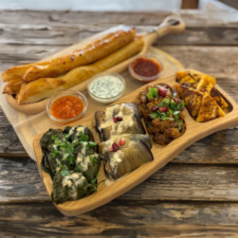 Грузинское мезе и газыри с сыром