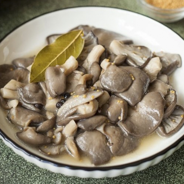 Грибочки с зеленью в масле