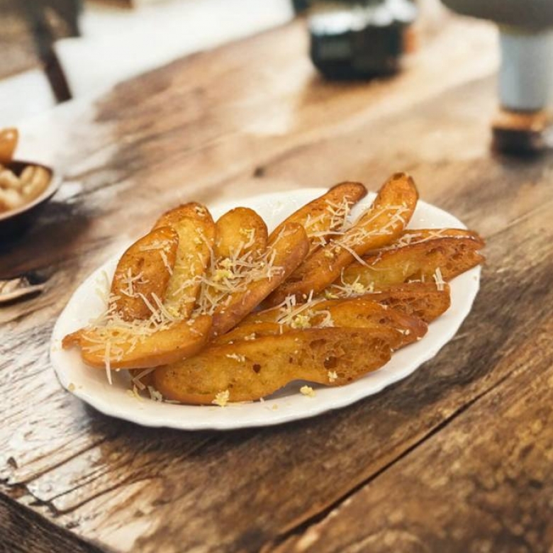 Гренки с чесноком и пармезаном