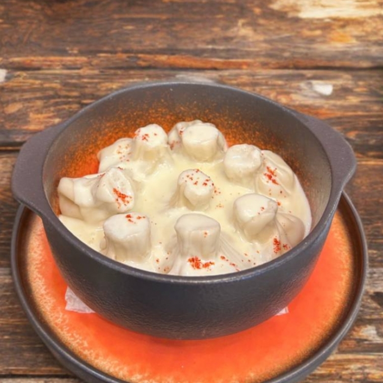 Мини-хинкали с индейкой и сырным соусом